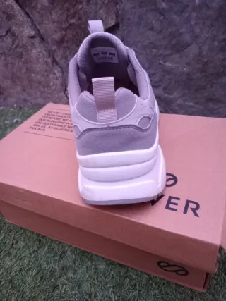 Zapatillas grises y blancas XL8