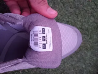 Zapatillas grises y blancas XL8