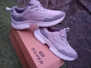 Zapatillas grises y blancas XL8