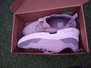 Zapatillas grises y blancas XL8