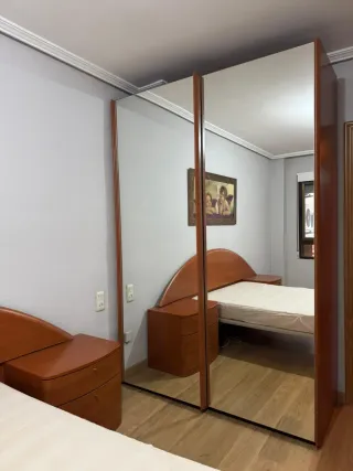 Armario a medida con puertas de espejo