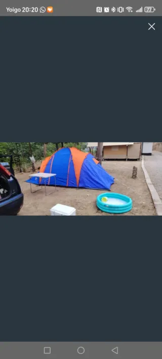 Tienda de campaña azul y naranja