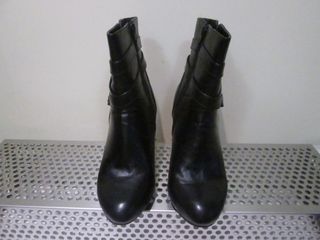 BOTINES CON TACON COLOR NEGRO Nº 39 ANNA FIELD