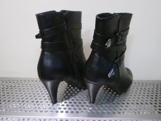 BOTINES CON TACON COLOR NEGRO Nº 39 ANNA FIELD