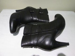 BOTINES CON TACON COLOR NEGRO Nº 39 ANNA FIELD