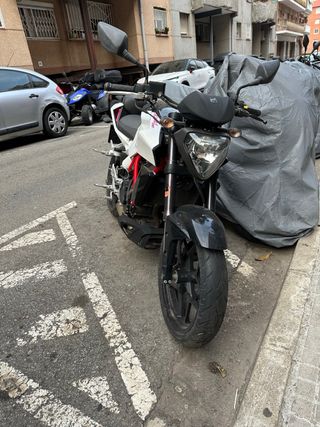 Hyosung Exiv 250 Naked Roja y Blanca