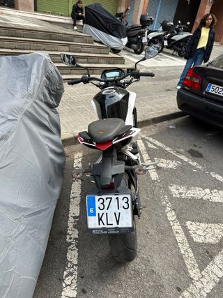 Hyosung Exiv 250 Naked Roja y Blanca