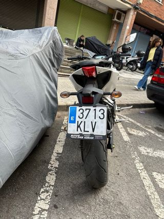 Hyosung Exiv 250 Naked Roja y Blanca