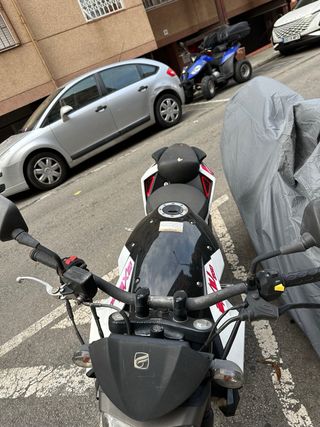 Hyosung Exiv 250 Naked Roja y Blanca