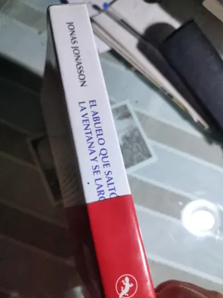 El abuelo que saltó por la ventana y se largó (...