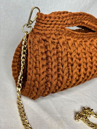 Borsa bauletto uncinetto color ambra
