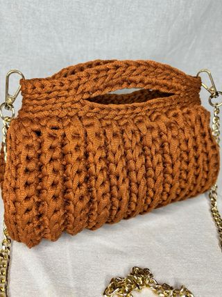 Borsa bauletto uncinetto color ambra