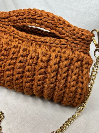 Borsa bauletto uncinetto color ambra