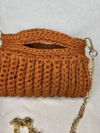 Borsa bauletto uncinetto color ambra