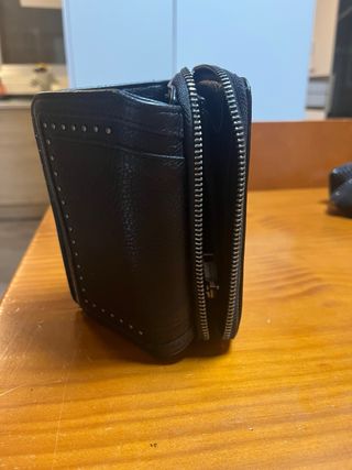 Monedero mediano negro tachuelas