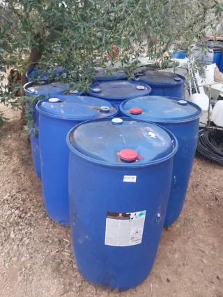 Bidones de plástico azul