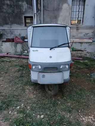 Piaggio Ape 50 con caja cerrada