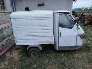 Piaggio Ape 50 con caja cerrada