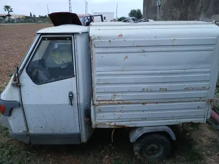 Piaggio Ape 50 con caja cerrada