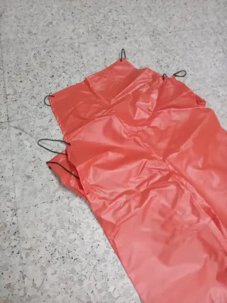 Pantalón de agua naranja para trabajar.