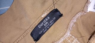 Pantalón corto beige con cinturón