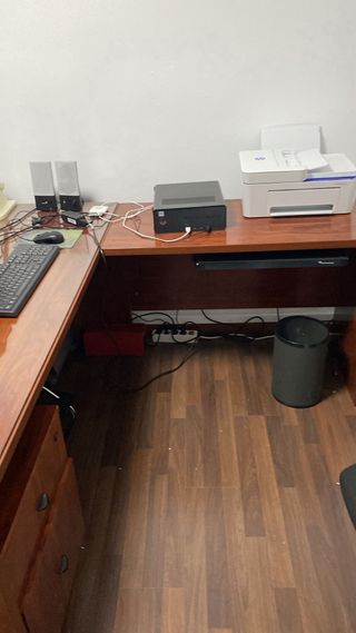 Scrivania in legno con cassettiera