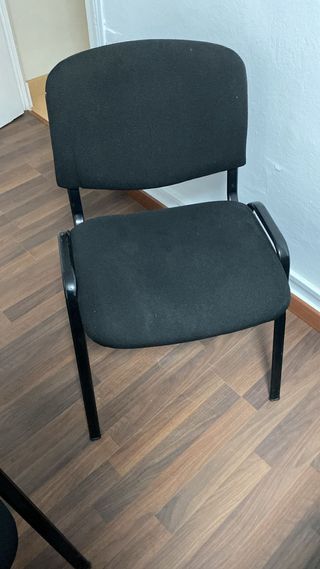 Escritorio de madera con cajonera. Confidentes