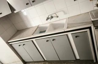 Mueble de cocina gris y blanco