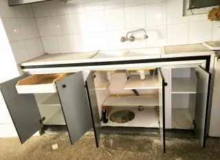 Mueble de cocina gris y blanco