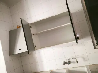 Mueble de cocina gris y blanco