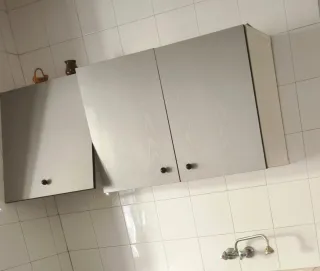 Mueble de cocina gris y blanco