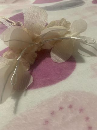 Tocado pelo niña comunión flores perlas