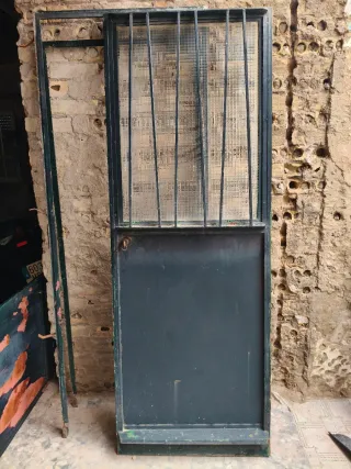 2 Puertas con ventana y rejas diferentes tamaños.
