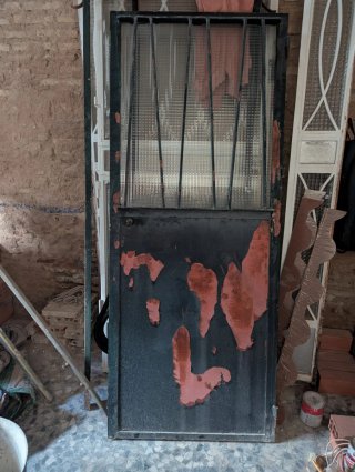 Puerta con ventana y reja.