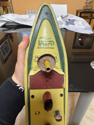 Barco de juguete antiguo de hojalata