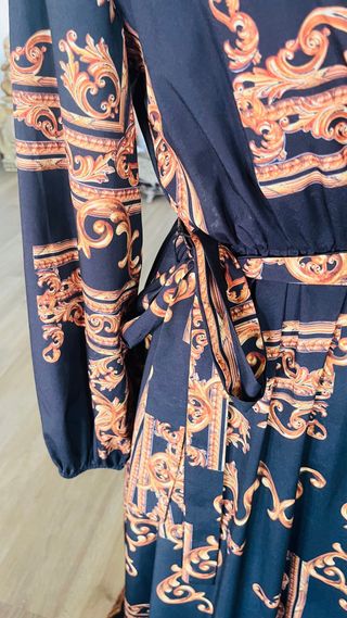 Vestido largo negro con estampado dorado