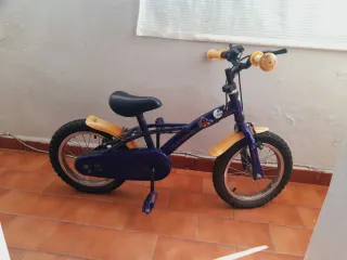 Bicicleta infantil azul y amarilla