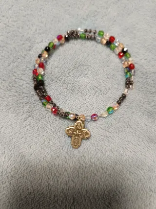 Pulsera religiosa en espiral con cruz