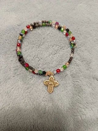 Pulsera religiosa en espiral con cruz