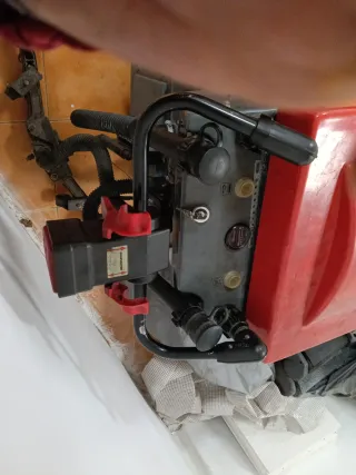 Máquina fregadora y aspiradora de suelos