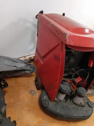 Máquina fregadora y aspiradora de suelos