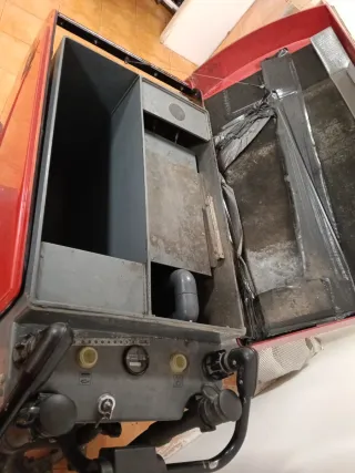 Máquina fregadora y aspiradora de suelos