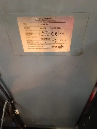 Máquina fregadora y aspiradora de suelos