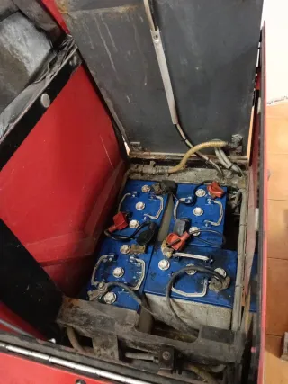 Máquina fregadora y aspiradora de suelos