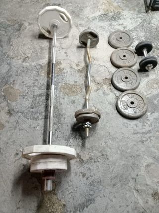Pesas y barras de gimnasio