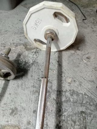 Pesas y barras de gimnasio