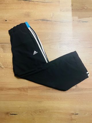 Chaqueta Adidas con capucha y rayas