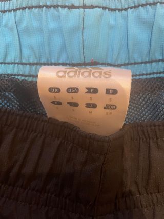 Chaqueta Adidas con capucha y rayas