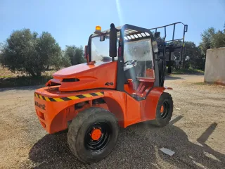 Carretilla elevadora 4x4 naranja