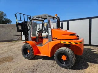 Carretilla elevadora 4x4 naranja